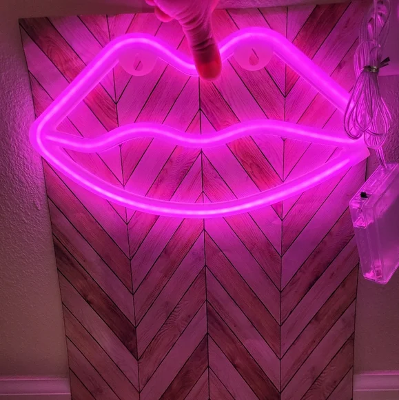 💋Pink Lips Neon Sign - Picture 5 of 12